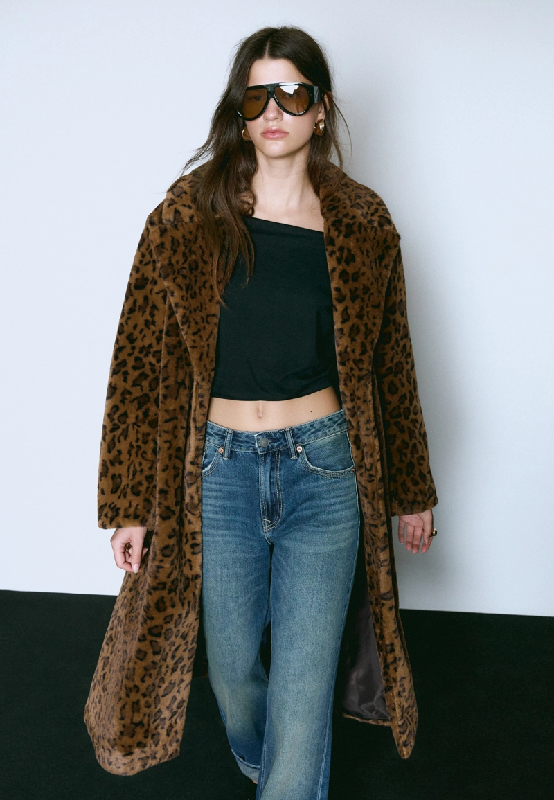 Длинное пальто с леопардовым принтом из искусственного меха