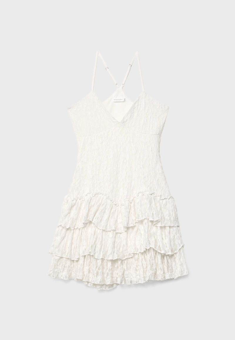 Короткое кружевное платье с воланами