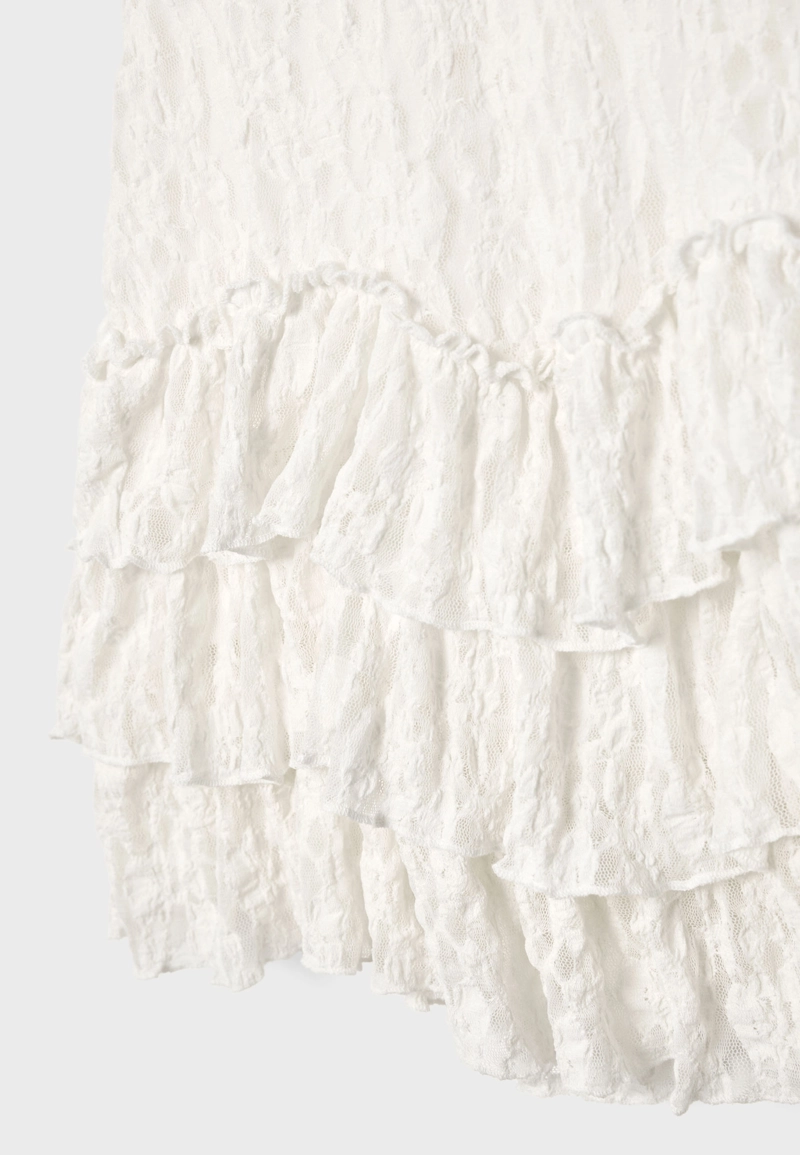 Короткое кружевное платье с воланами