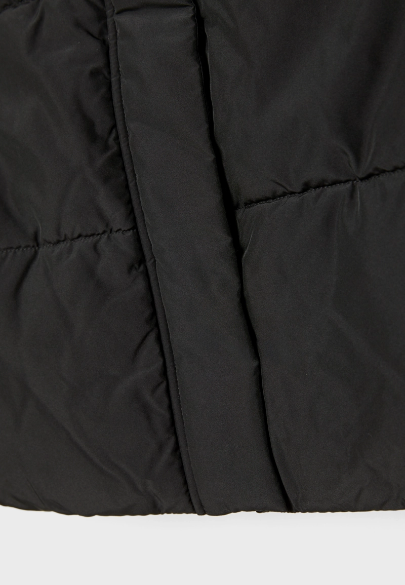 Короткий стеганый жилет