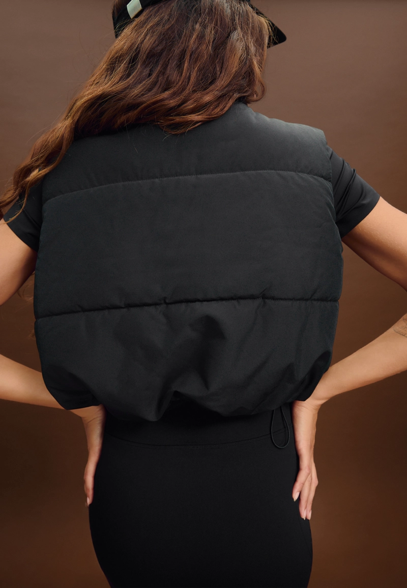 Короткий стеганый жилет