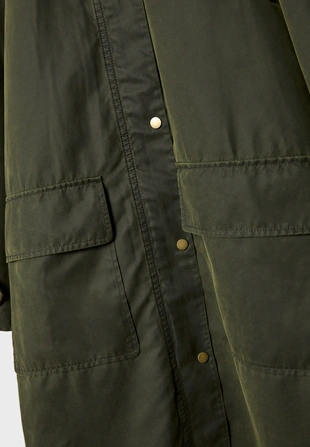 Длинная парка с вощеным покрытием и съемным капюшоном- Заказать в России