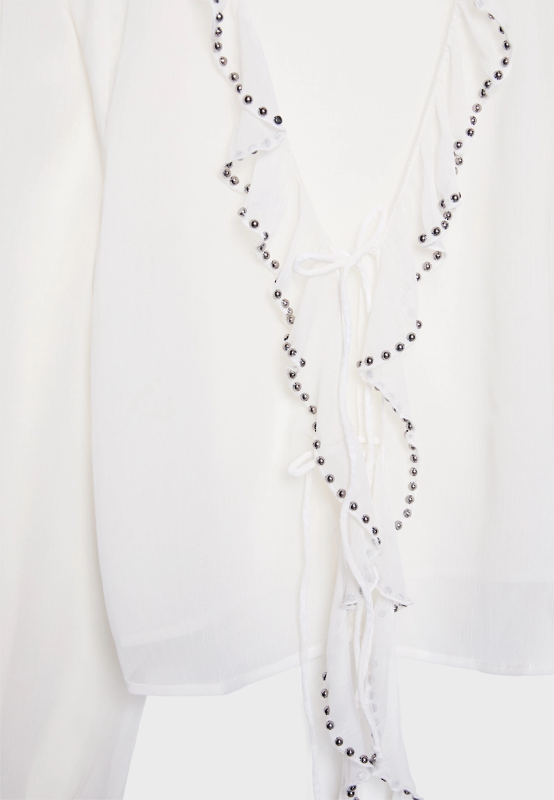 Блузка с вышивкой, воланами и заклепками