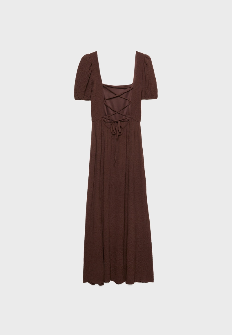 Длинное струящееся платье с перекрещенной спиной