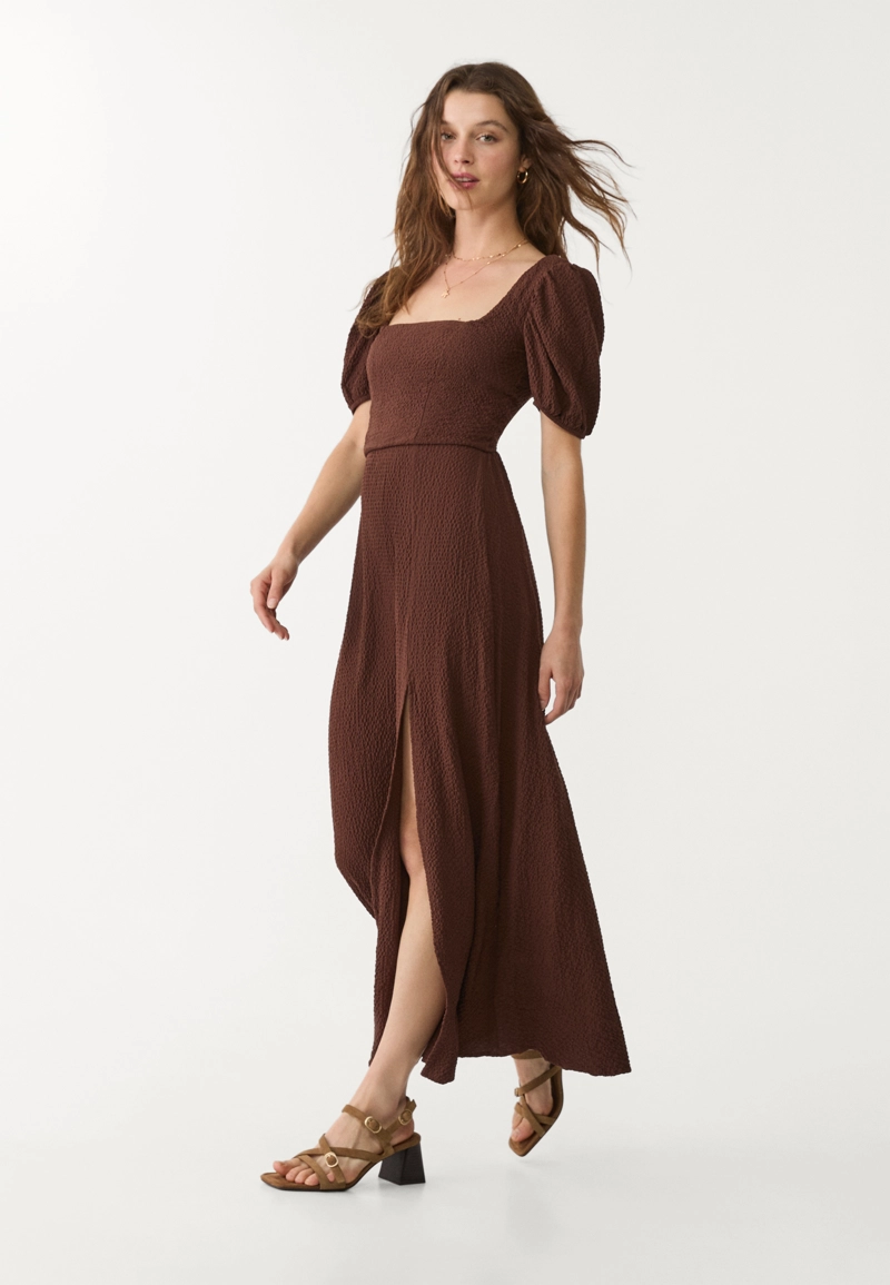 Длинное струящееся платье с перекрещенной спиной