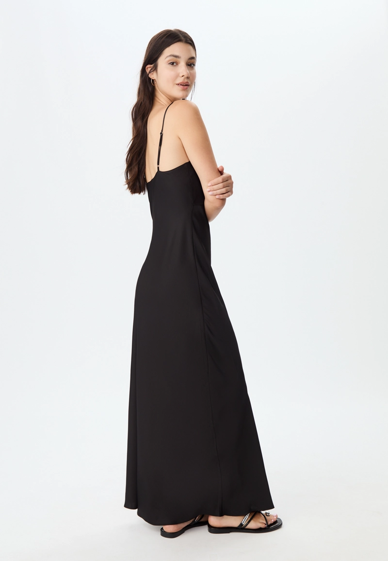 Длинное атласное платье-комбинация