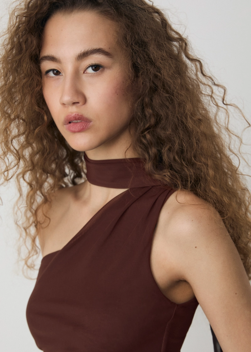 Асимметричный топ из полупрозрачной ткани с платком