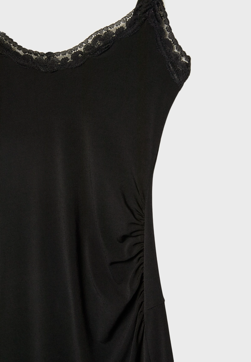 Длинное кружевное платье