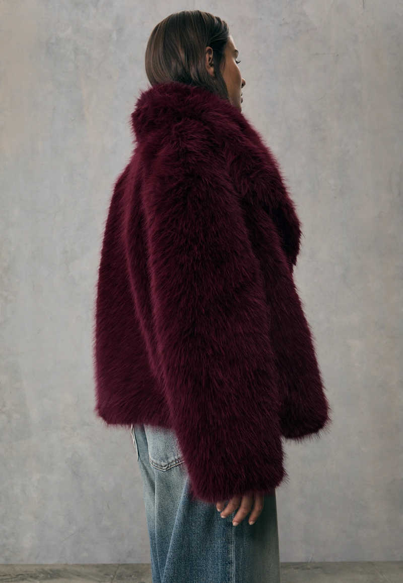 Укороченная куртка из искусственного меха