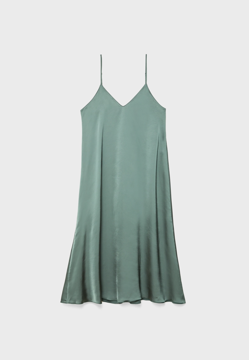 Длинное струящееся атласное платье