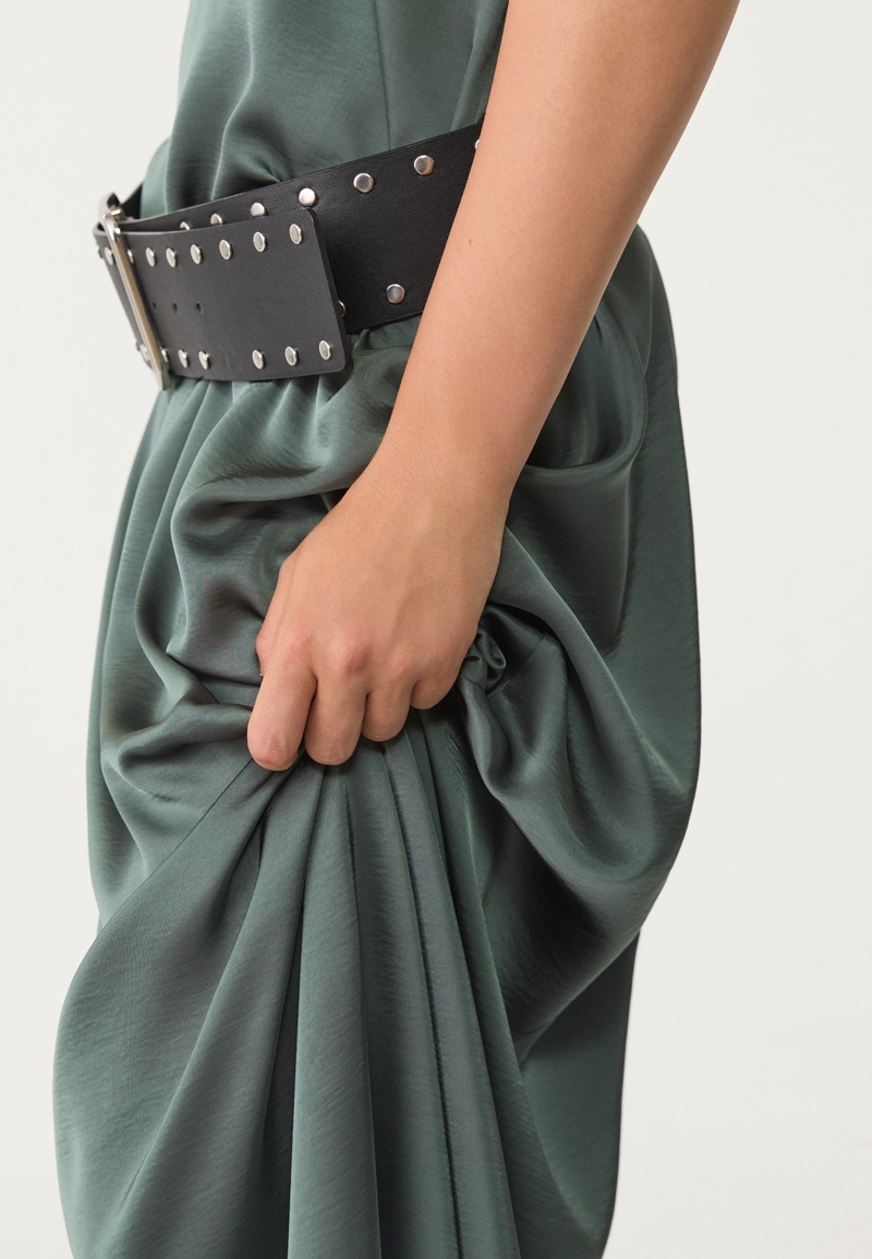 Длинное струящееся атласное платье