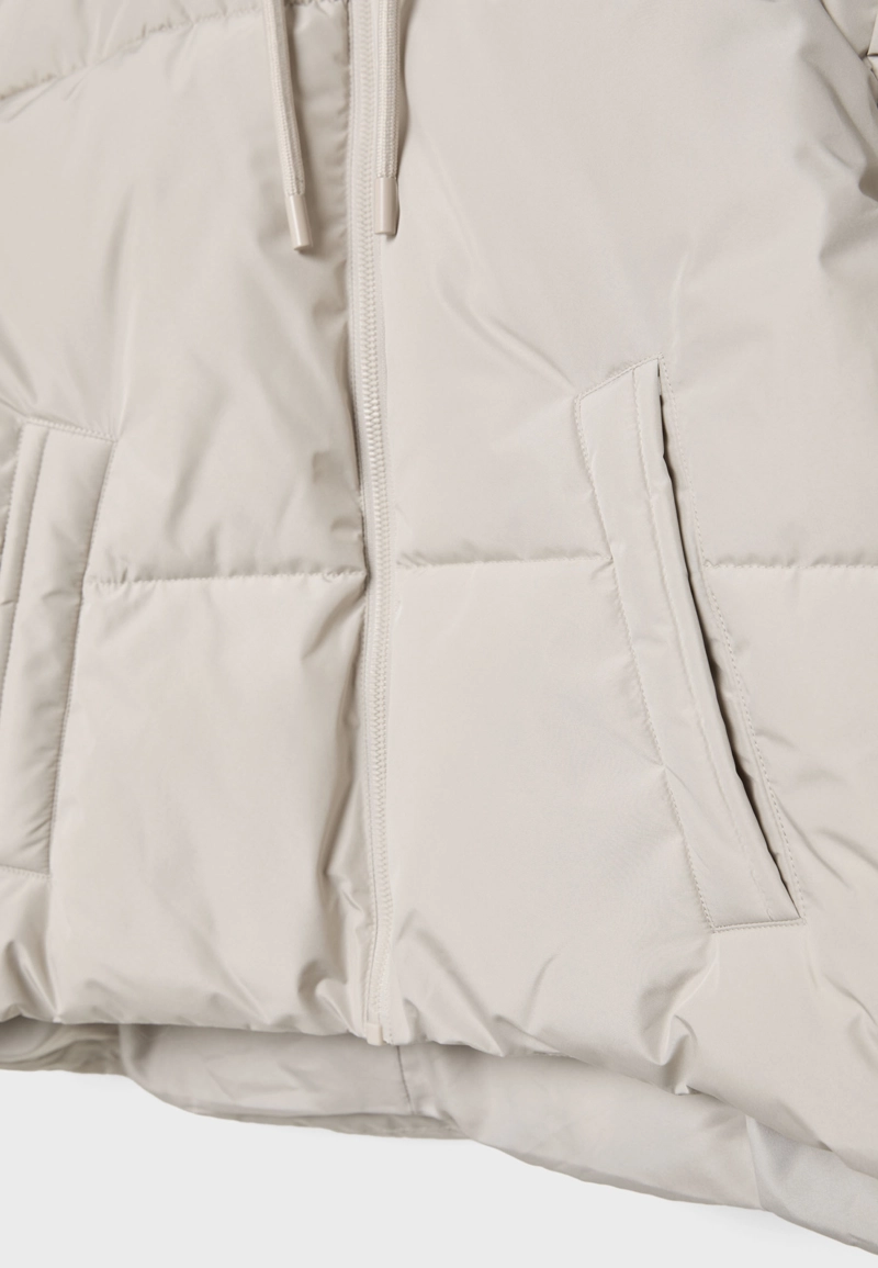 Стеганая куртка оверсайз с капюшоном