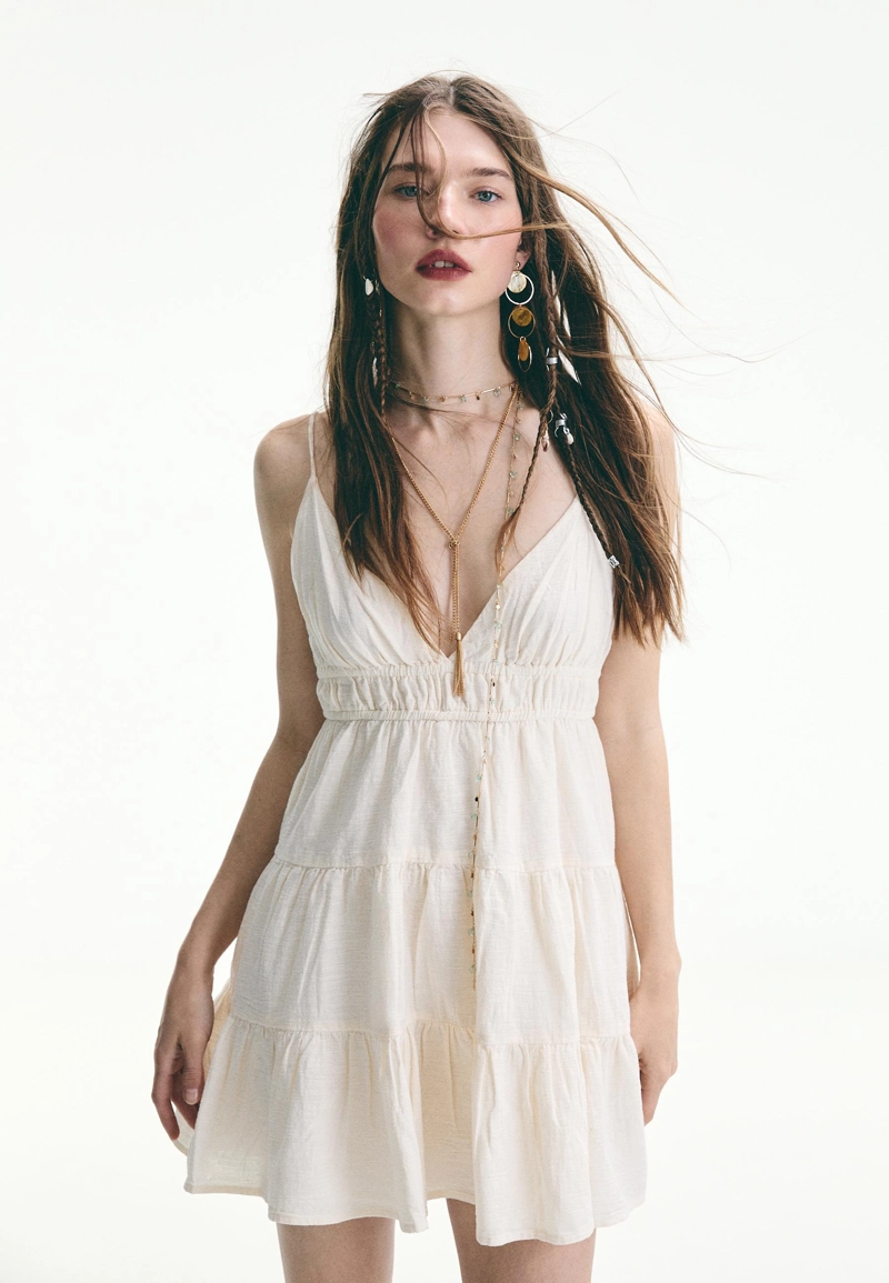 Короткое струящееся платье с завязками на спине