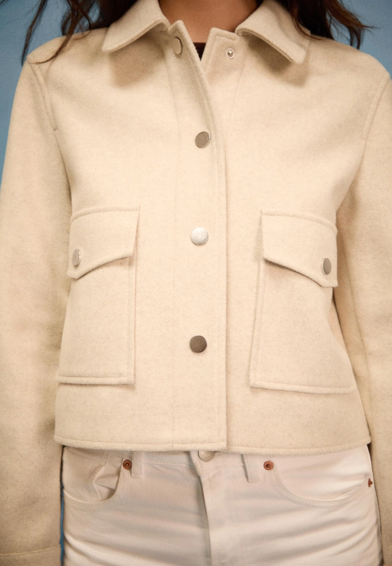 Укороченная куртка из мягкой ткани