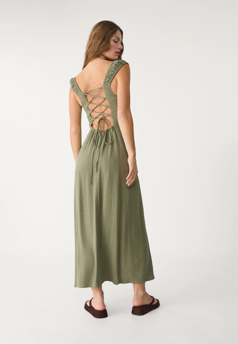 Струящееся платье миди с перекрестной спинкой и льном