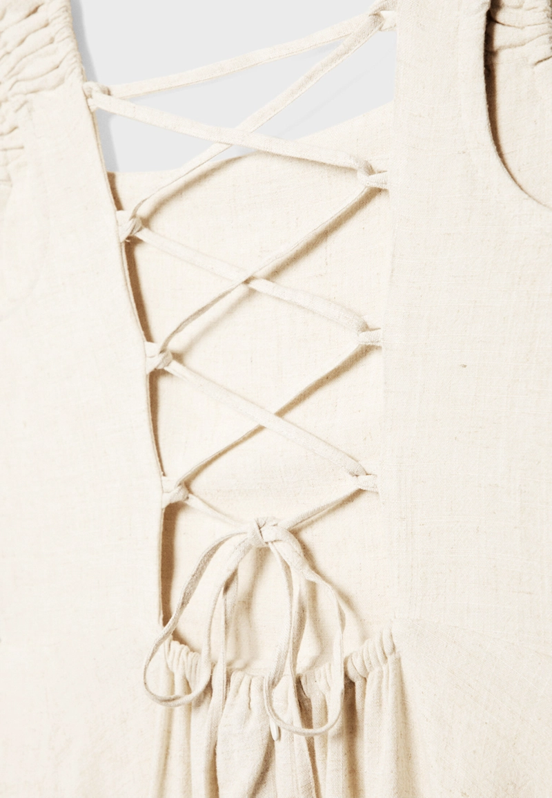 Струящееся платье миди с перекрестной спинкой и льном