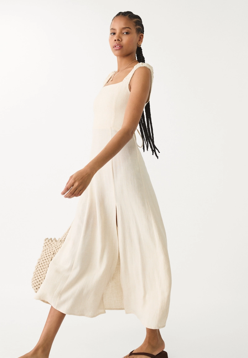 Струящееся платье миди с перекрестной спинкой и льном