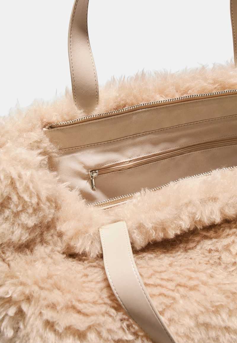 Сумка-шопер из искусственного меха с пластиной
