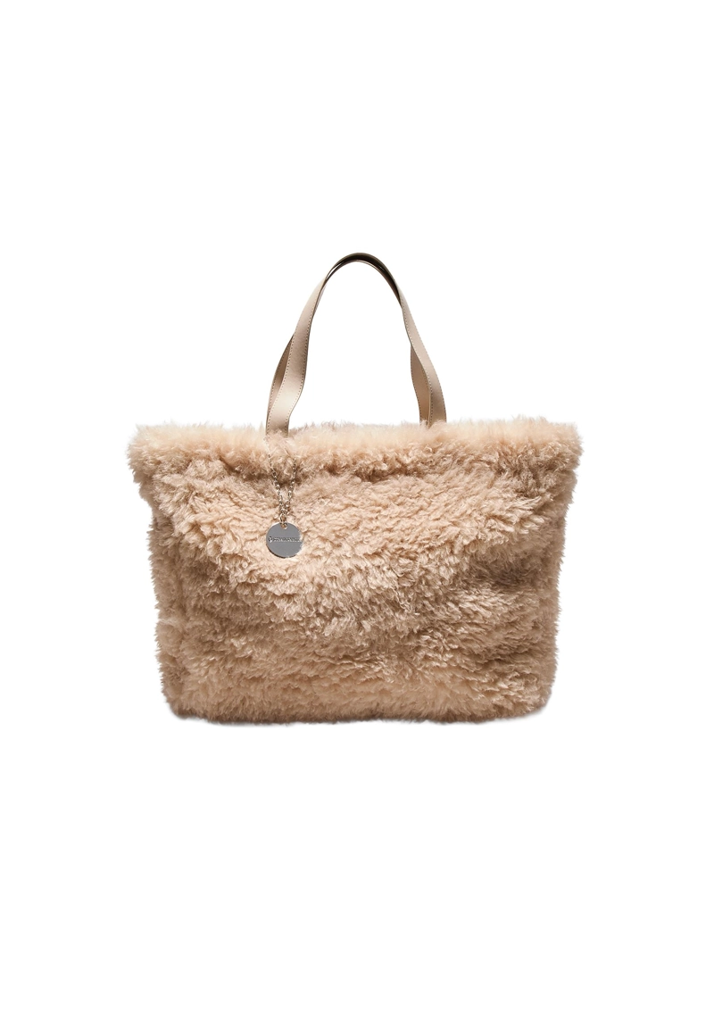 Сумка-шопер из искусственного меха с пластиной