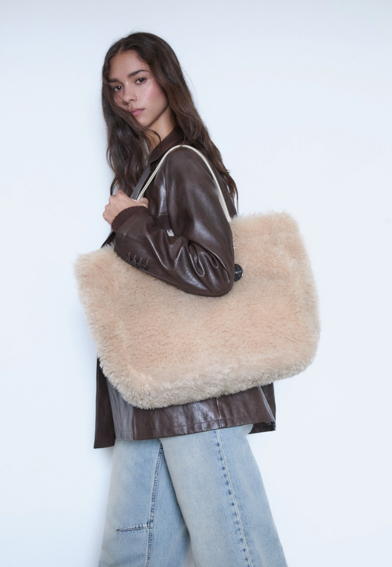 Сумка-шопер из искусственного меха с пластиной