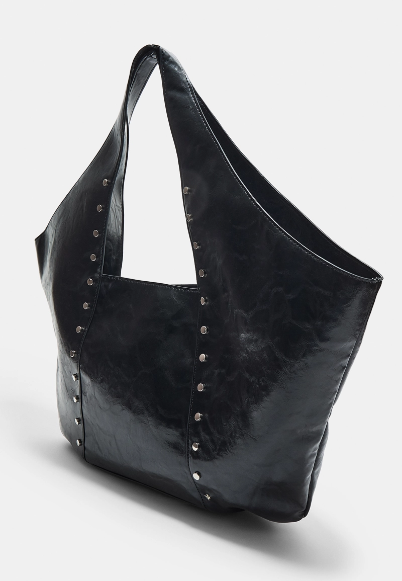 Сумка из искусственной кожи с заклепками