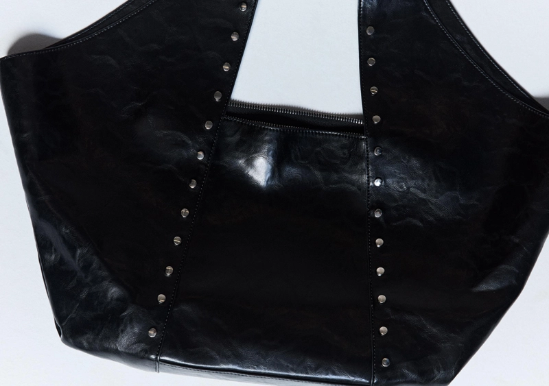 Сумка из искусственной кожи с заклепками
