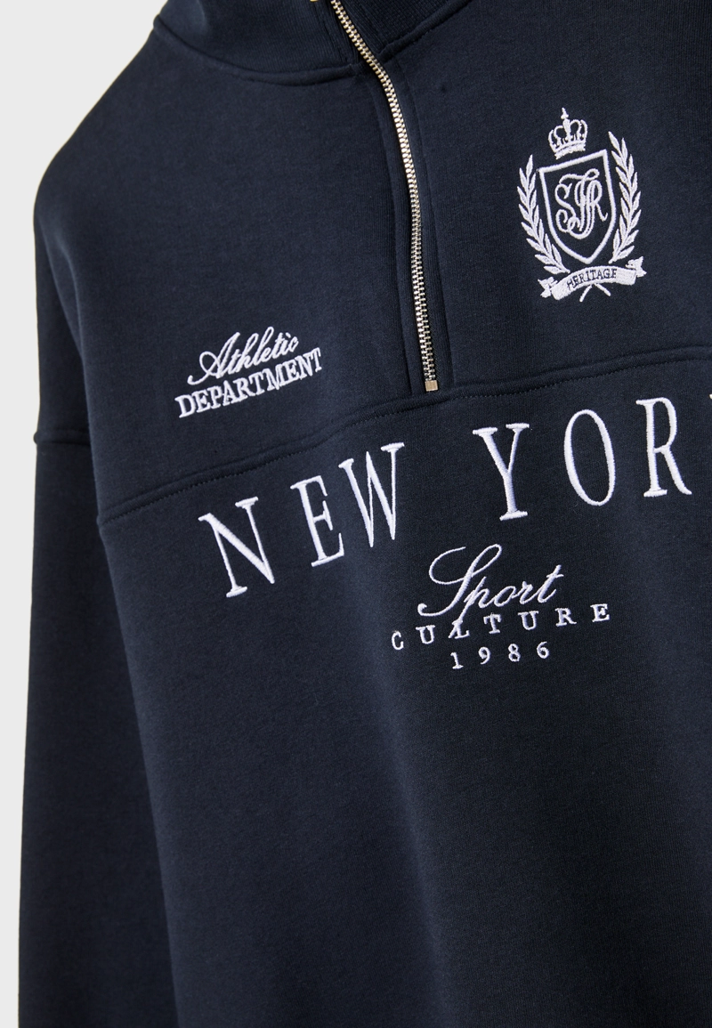 Толстовка на молнии с вышивкой