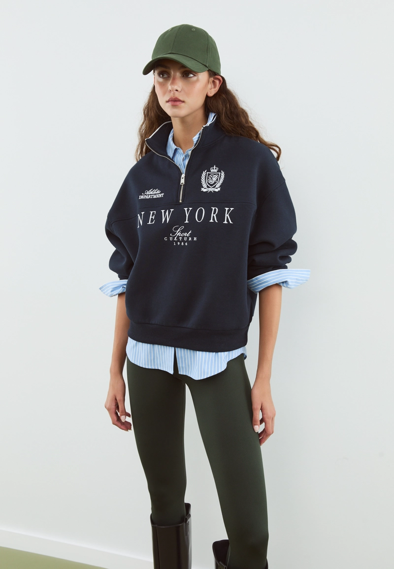 Толстовка на молнии с вышивкой