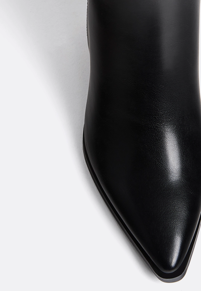 Высокие сапоги на каблуке