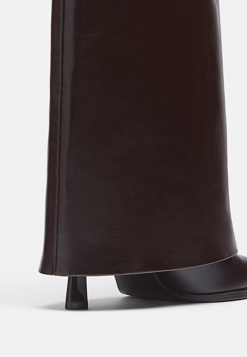 Высокие сапоги на шпильке с ползунками