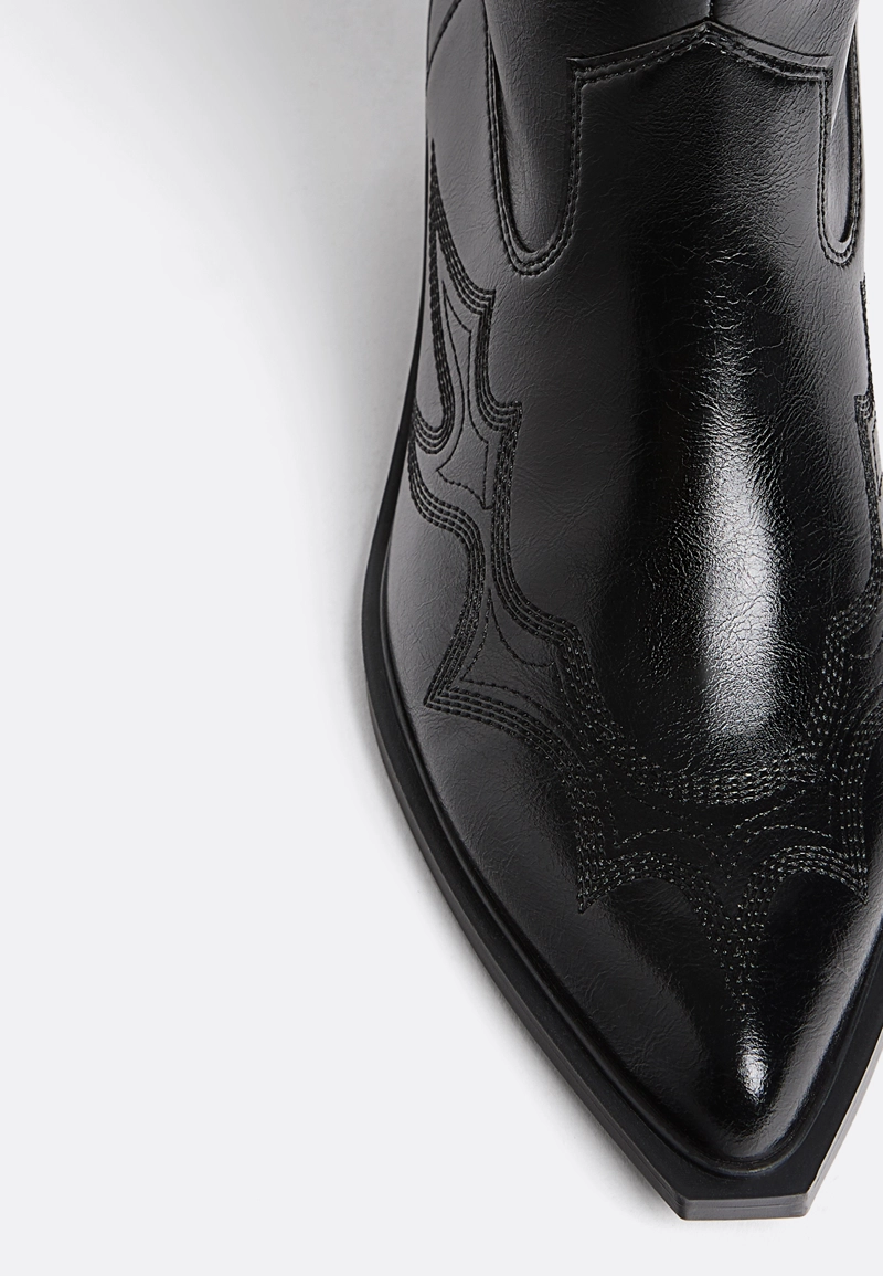 Ботильоны на каблуке в ковбойском стиле