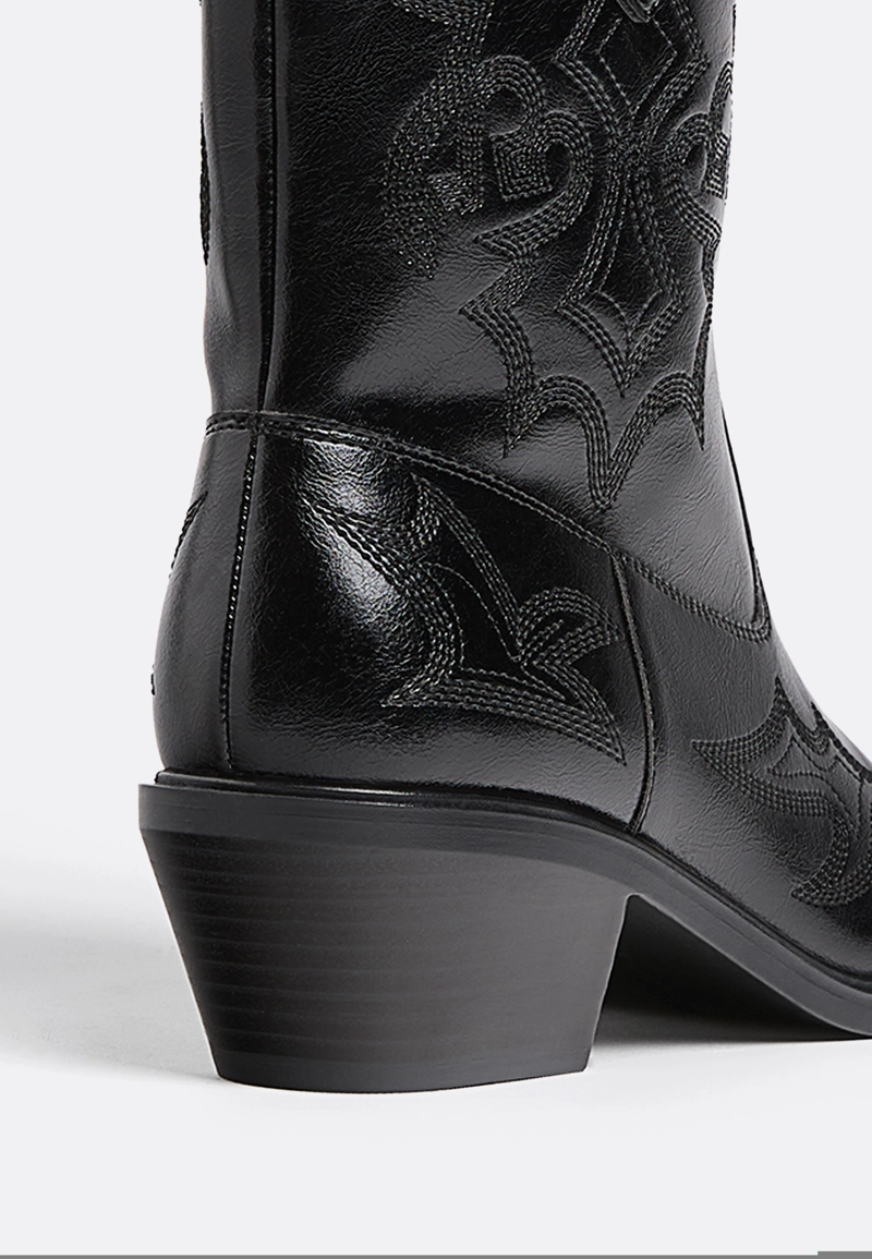 Ботильоны на каблуке в ковбойском стиле