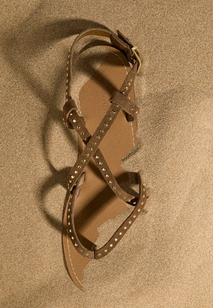 Кожаные плоские сандалии с заклепками- Заказать в России