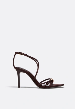 Босоножки на каблуке с деталями- Заказать в России