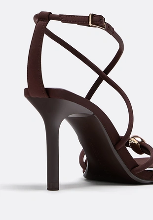 Босоножки на каблуке с деталями- Заказать в России