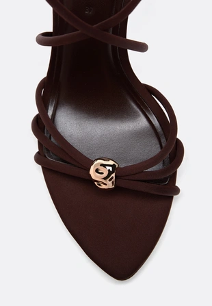 Босоножки на каблуке с деталями- Заказать в России