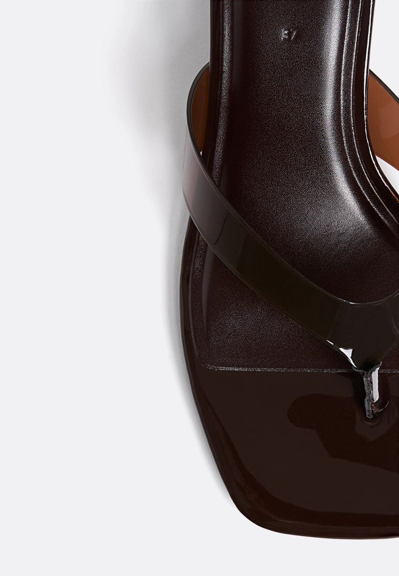 Босоножки на каблуке из винила