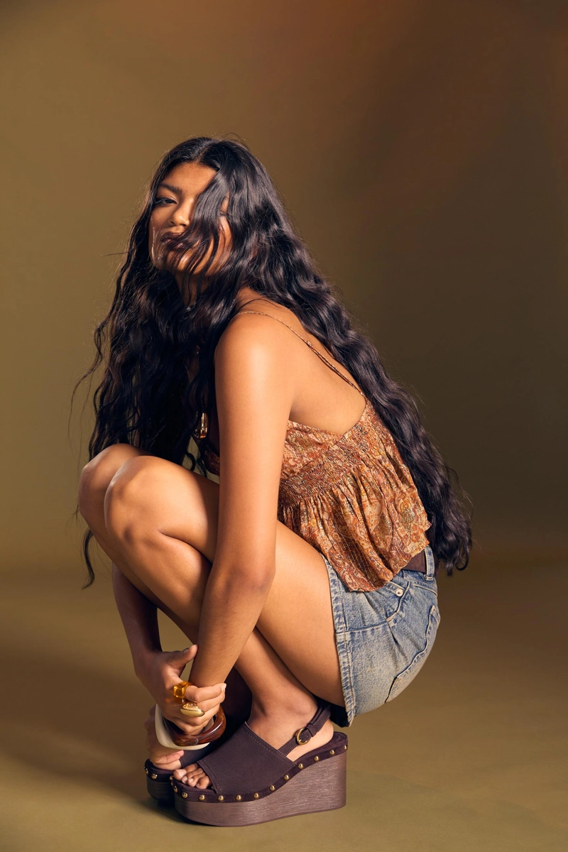 Кожаные босоножки на танкетке с заклепками