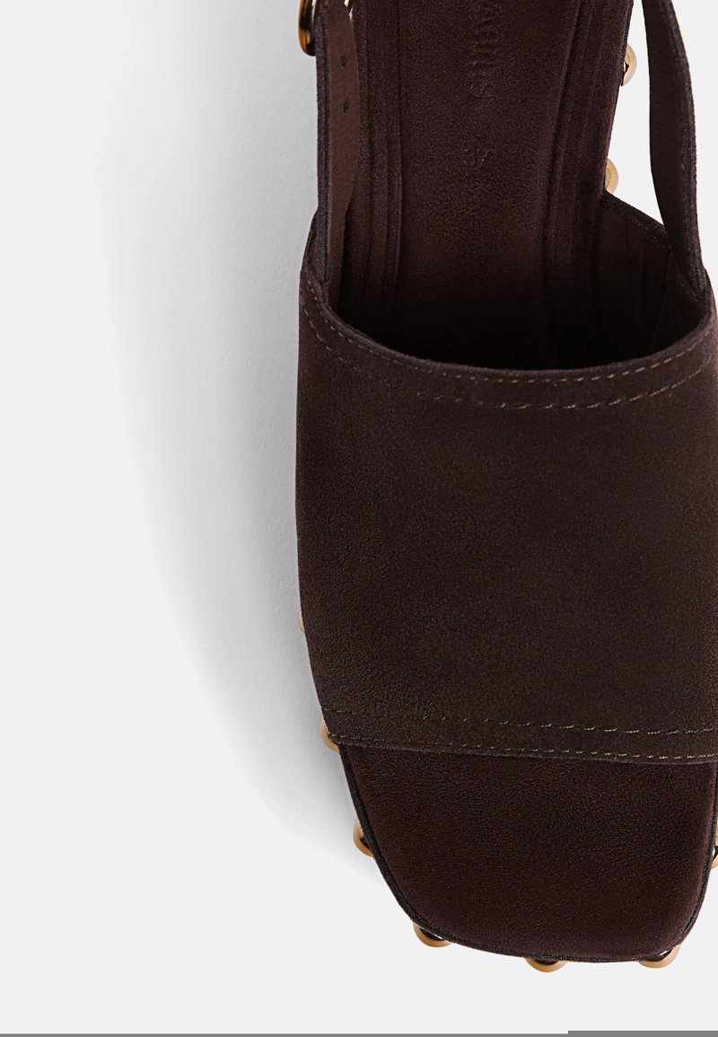 Кожаные босоножки на танкетке с заклепками