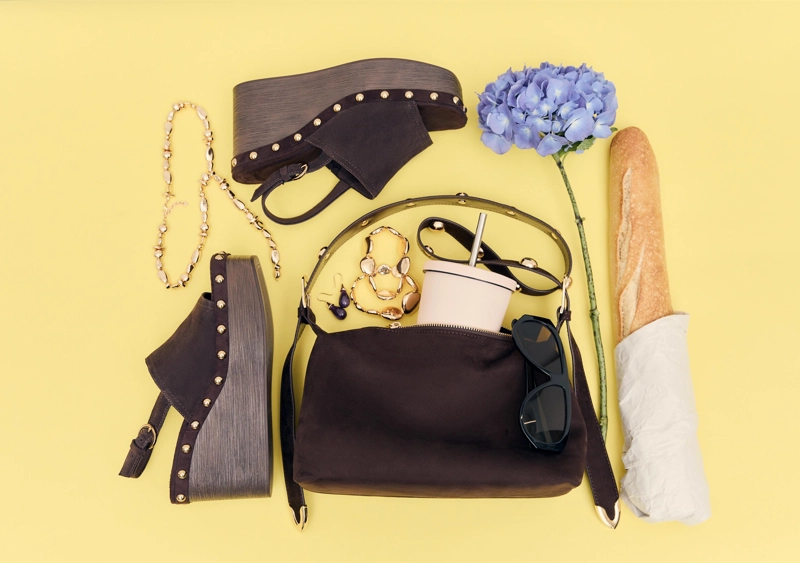 Кожаные босоножки на танкетке с заклепками