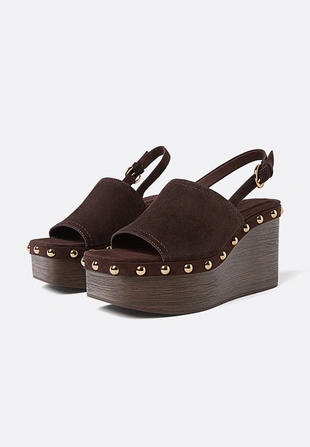 Кожаные босоножки на танкетке с заклепками- Заказать в России