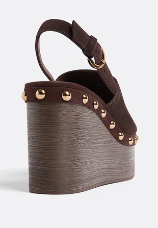 Кожаные босоножки на танкетке с заклепками- Заказать в России