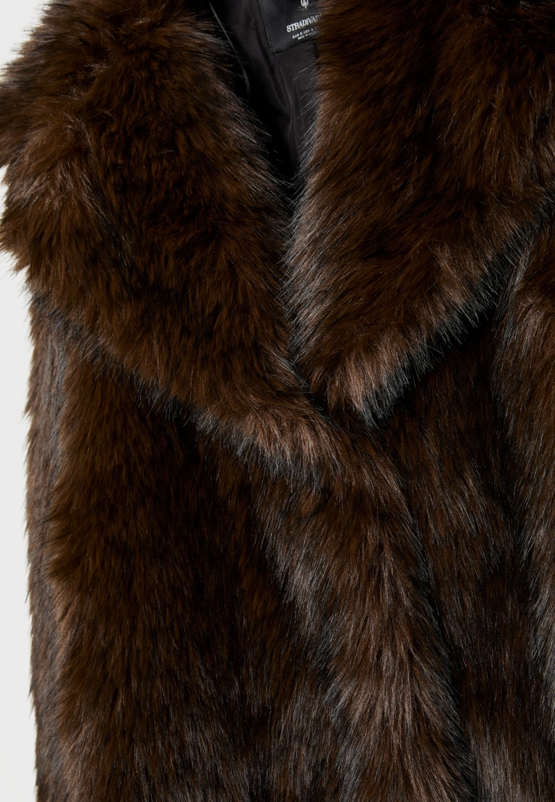 Пальто стандартного кроя из искусственного меха