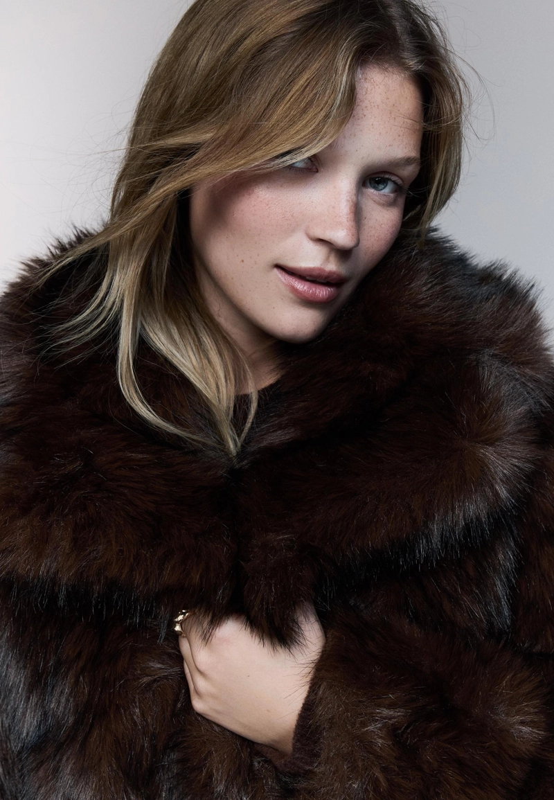 Пальто стандартного кроя из искусственного меха