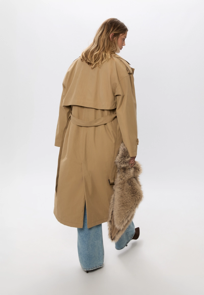 Длинный стеганый тренч с отделкой из искусственного меха