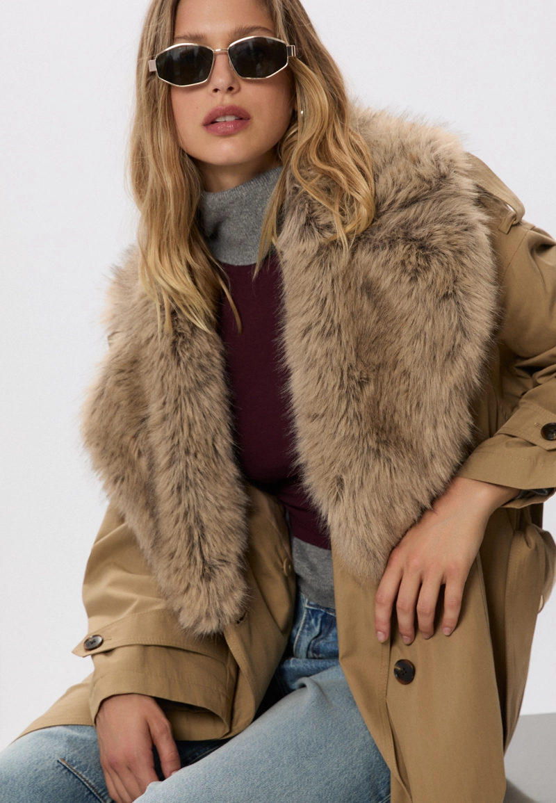 Длинный стеганый тренч с отделкой из искусственного меха