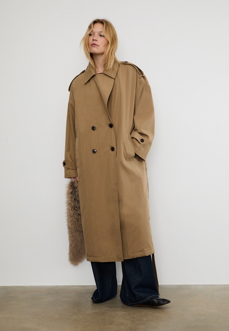 Длинный стеганый тренч с отделкой из искусственного меха