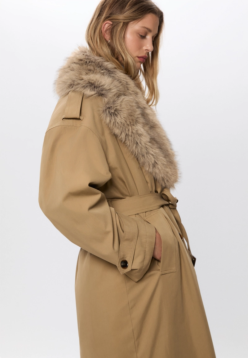 Длинный стеганый тренч с отделкой из искусственного меха