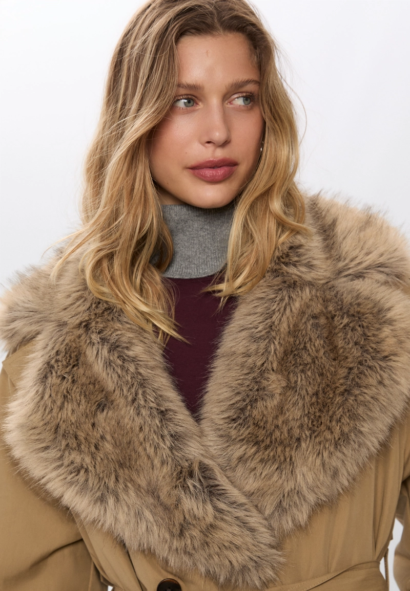 Длинный стеганый тренч с отделкой из искусственного меха