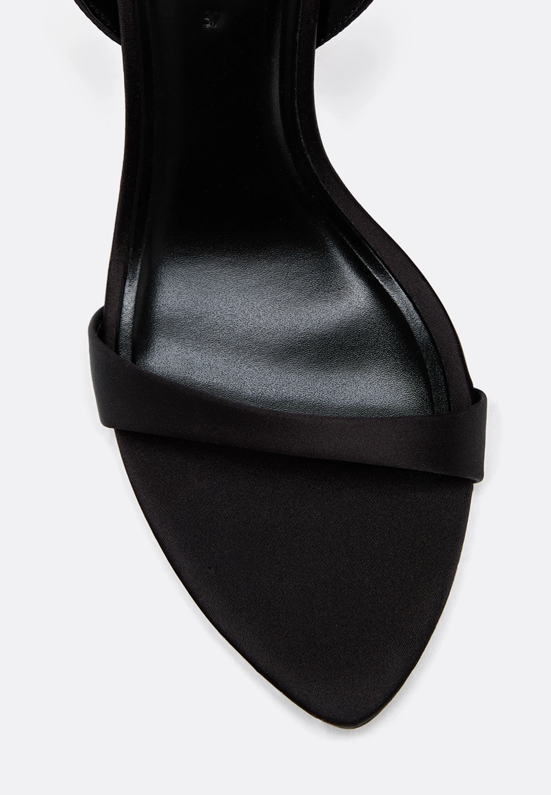 Атласные босоножки на каблуке